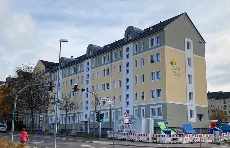 Von IBWeigert saniertes Wohngebäude Heinrich-Schütz-Straße 100-104 in Chemnitz mit angebauten Balkonen